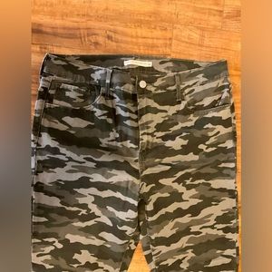 Levis Camo Crop pants size 32